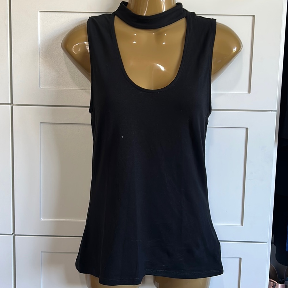 Express tank with cut out neckline